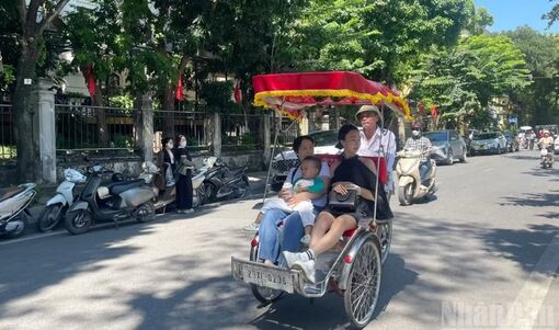 Thời tiết ngày 13/10: Bắc Bộ ngày nắng, Nam Bộ có mưa rào và dông