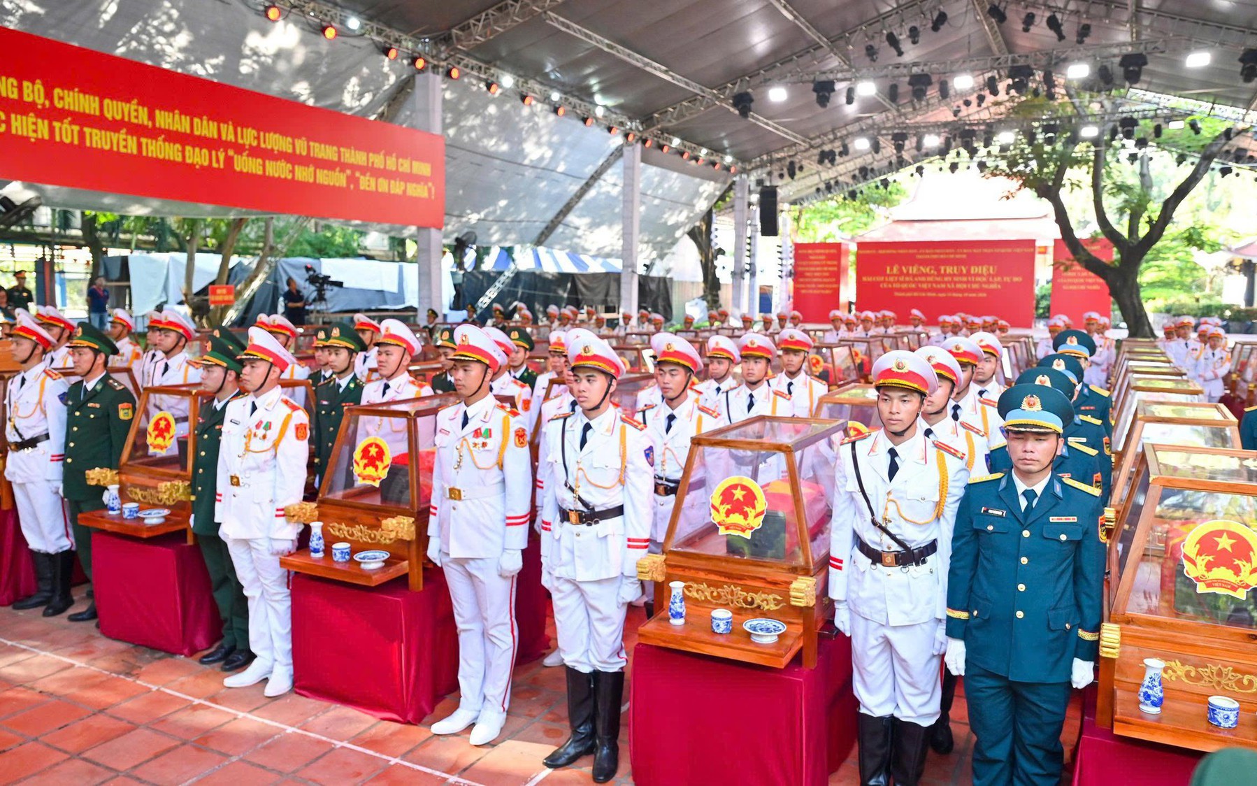 Trang nghiêm lễ viếng, truy điệu và an táng 731 hài cốt liệt sĩ tại TP. Hồ Chí Minh