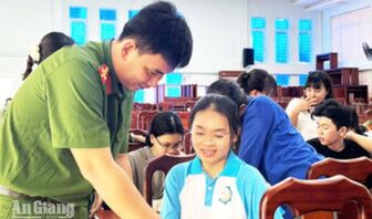 Hơn 1.500 sinh viên Trường Đại học Kiên Giang được hướng dẫn sử dụng ứng dụng VNeID