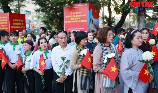Xúc động những nhành cúc trắng tiễn biệt liệt sĩ tại Công viên Lê Thị Riêng