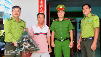Người dân phường Hà Tiên bàn giao cá thể chim Ó Cá quý hiếm