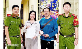 Hà Tiên: Người dân nhận lại 490 triệu đồng chuyển nhầm