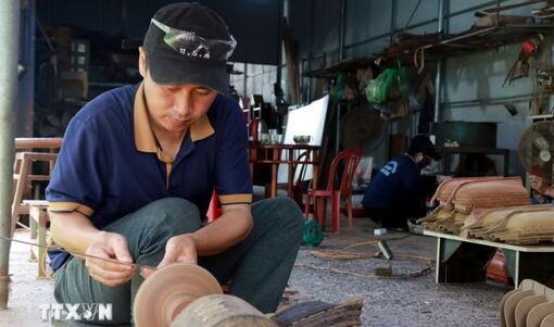 Biến gỗ vụn thành thuyền buồm mỹ nghệ, thu hàng trăm triệu đồng mỗi tháng