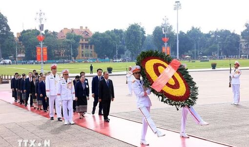 Thường trực Ban Bí thư Lào đến đặt vòng hoa, vào Lăng viếng Chủ tịch Hồ Chí Minh và tưởng niệm các Anh hùng liệt sỹ