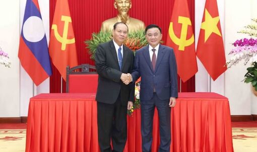 Thường trực Ban Bí thư Trần Cẩm Tú và Thường trực Ban Bí thư Trung ương Đảng Nhân dân Cách mạng Lào chứng kiến Lễ trao văn kiện hợp tác giữa hai văn phòng Trung ương