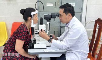 200 người dân khó khăn ở xã Ô Lâm được khám mắt miễn phí
