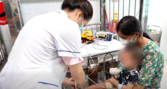 Trẻ mắc cúm gia tăng, bác sĩ cảnh báo những dấu hiệu bệnh chuyển nặng