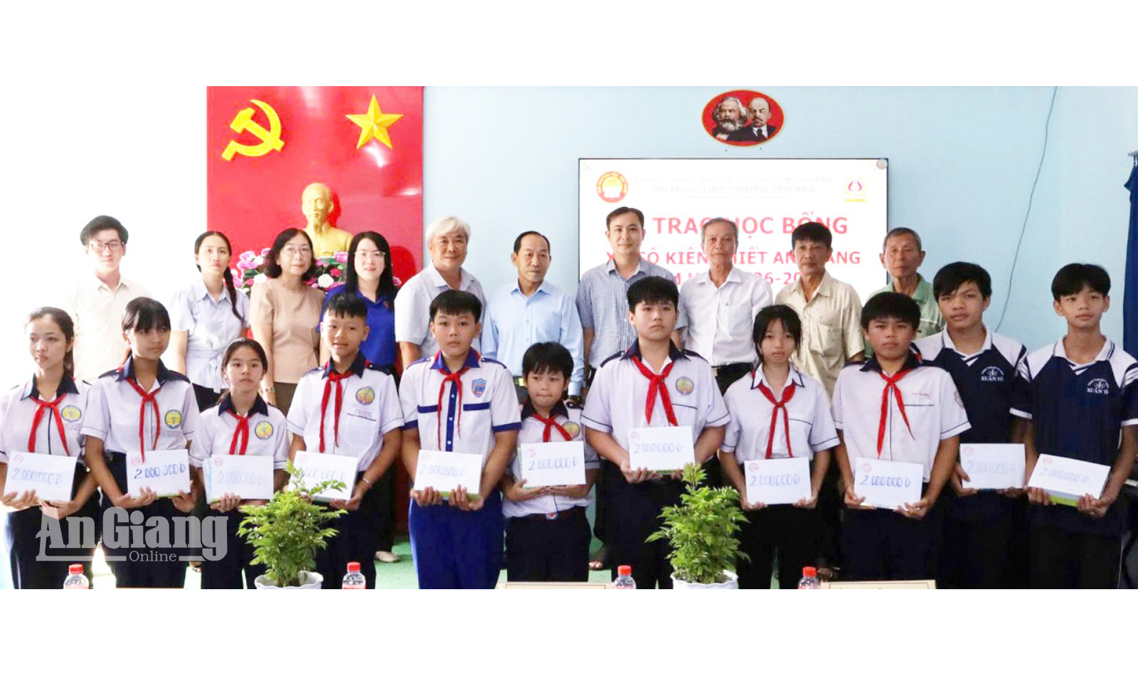 Trao 49 suất học bổng cho học sinh khó khăn tại phường Tịnh Biên