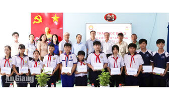 Trao 49 suất học bổng cho học sinh khó khăn tại phường Tịnh Biên