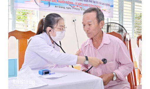 Khám bệnh, phát thuốc miễn phí cho 200 người dân xã Cù Lao Giêng