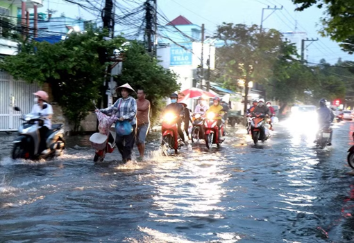 Nam Bộ và Nam Trung Bộ mưa dông, cảnh báo lốc xoáy trên biển