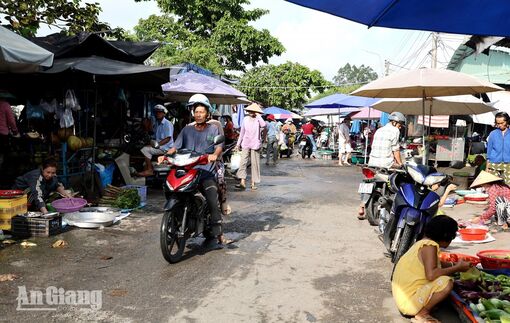 Theo con nước, về chợ quê An Giang
