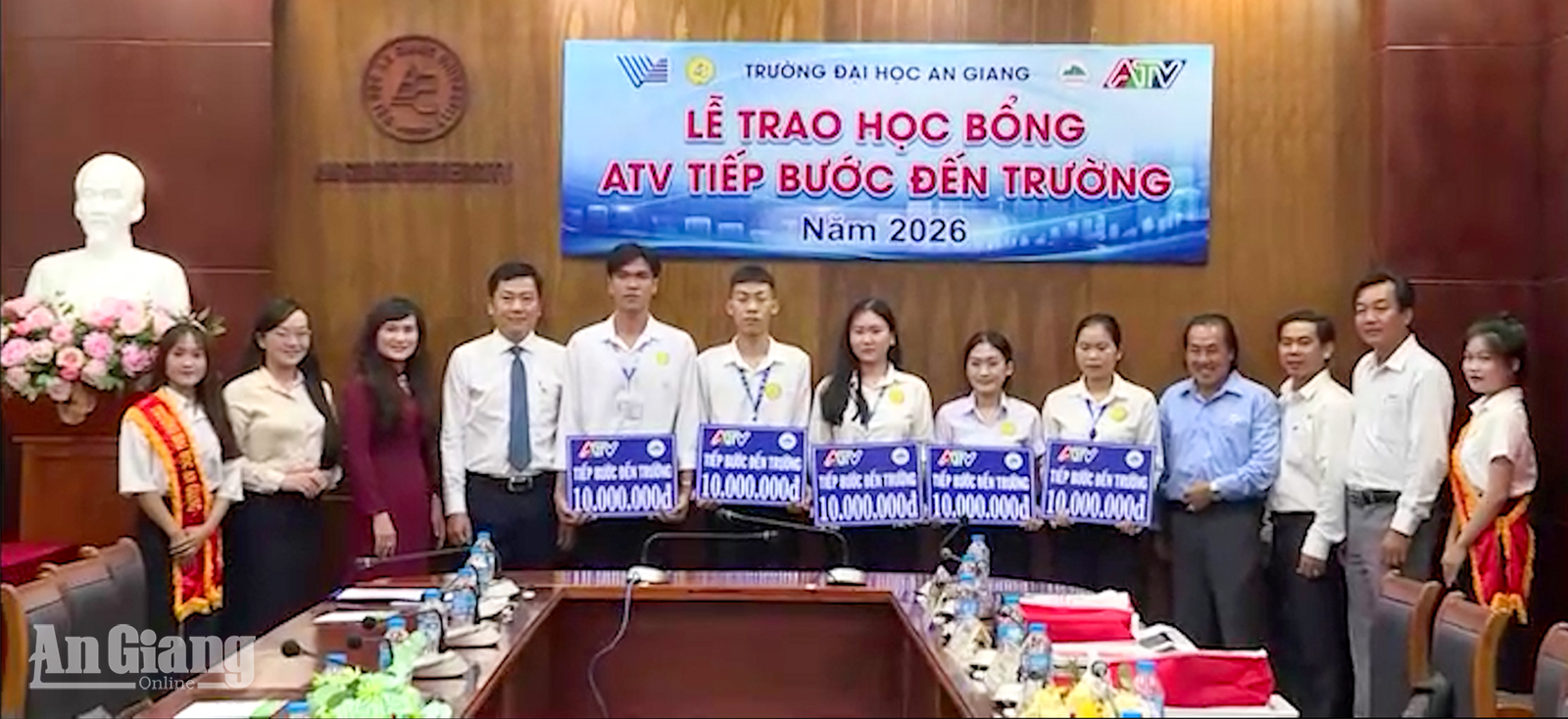 ATV tiếp bước đến trường trao học bổng cho em Nguyễn Thị Diễm Kiều