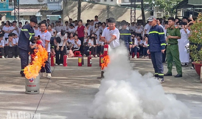 Hơn 900 giáo viên, học sinh thực hành chữa cháy, cứu nạn, cứu hộ