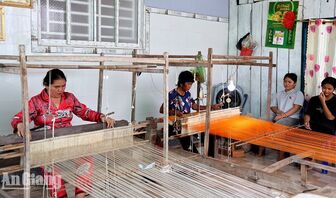 Trợ lực cho nghề dệt thổ cẩm Khmer Văn Giáo