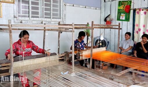 Trợ lực cho nghề dệt thổ cẩm Khmer Văn Giáo