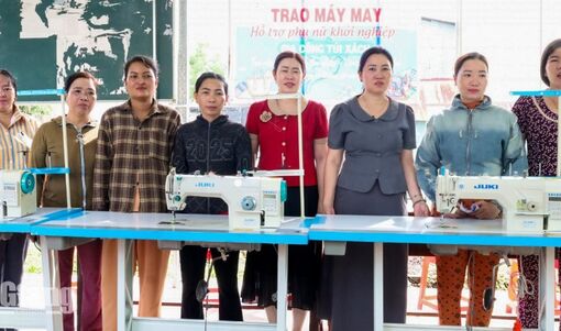 An Biên hỗ trợ máy may, tặng quà phụ nữ và học sinh