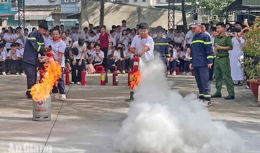Hơn 900 giáo viên, học sinh thực hành chữa cháy, cứu nạn, cứu hộ