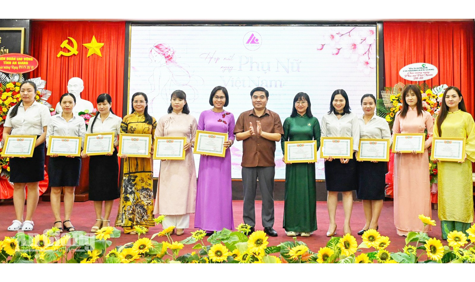 Tuyên dương 12 nữ cán bộ, nhân viên đạt danh hiệu “Phụ nữ hai giỏi”