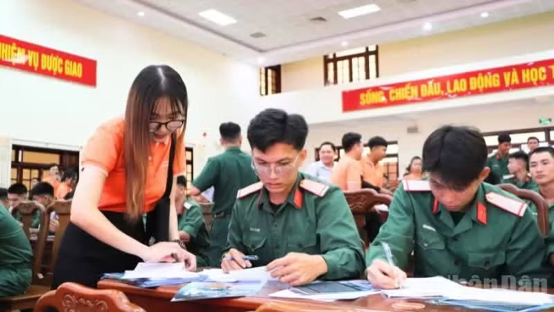 Đề xuất chế độ, chính sách mới đối với hạ sĩ quan, binh sĩ và thân nhân