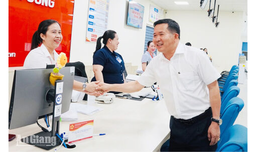 Bí thư đặc khu Phú Quốc Đinh Văn Nơi hỗ trợ 100 triệu đồng động viên cán bộ xử lý hồ sơ đất đai
