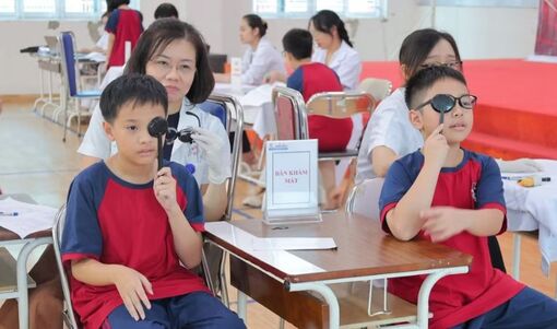 Cận thị học đường gia tăng: Phát hiện sớm để kiểm soát hiệu quả