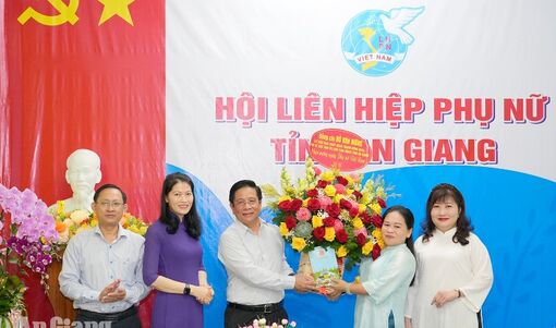 THĂM, CHÚC MỪNG HỘI LHPN VIỆT NAM TỈNH AN GIANG:  
Chủ tịch UBND tỉnh An Giang Hồ Văn Mừng đề nghị phát huy vai trò phụ nữ trong phát triển kinh tế