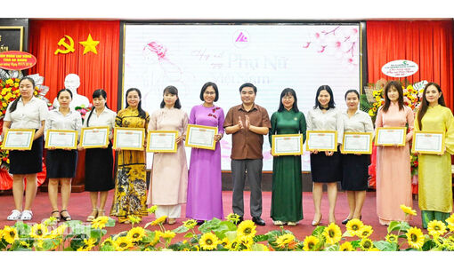 Tuyên dương 12 nữ cán bộ, nhân viên đạt danh hiệu “Phụ nữ hai giỏi”
