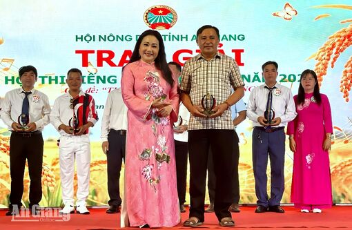 Trao giải các hội thi tiếng hát, bánh dân gian và ẩm thực OCOP