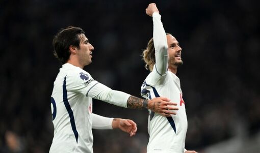 Maddison - Marmoush lập siêu phẩm, Tottenham có chiến thắng đầu tiên ở Ngoại hạng Anh