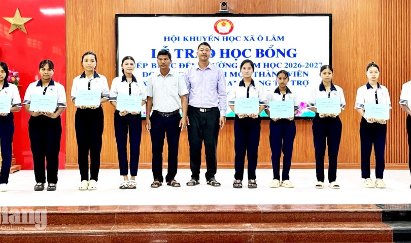 Ô Lâm trao 40 suất học bổng “Tiếp bước đến trường”