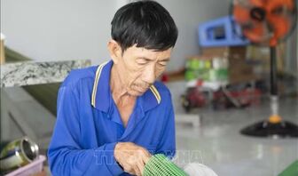 Giữ nghề cũ, tìm hướng mới cho làng nghề lợp lươn mùa nước nổi
