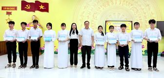 Ba Chúc trao 79 suất học bổng cho học sinh khó khăn