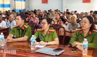 Tuyên truyền chống lừa đảo mạng, tặng 100 phần quà ở Tri Tôn