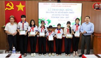 Xã Bình Sơn trao 23 suất học bổng cho học sinh nghèo vượt khó học giỏi