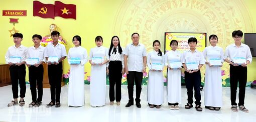 Ba Chúc trao 79 suất học bổng cho học sinh khó khăn