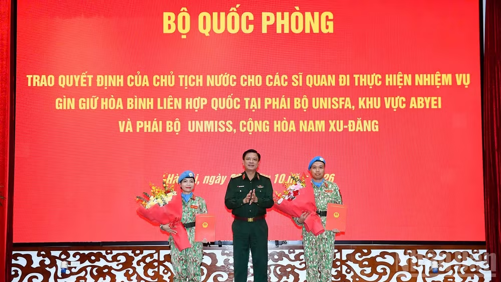 Trao quyết định của Chủ tịch nước cho các sĩ quan quân đội đi làm nhiệm vụ gìn giữ hòa bình Liên hợp quốc