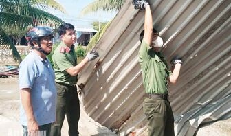 Giúp dân khắc phục hậu quả thiên tai