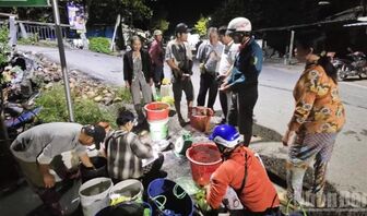 Giữ nhịp mưu sinh giữa mùa nước nổi