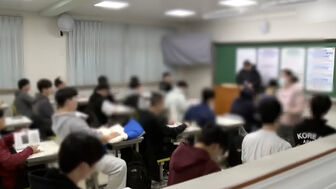 Nhiều sinh viên Hàn Quốc hoãn tốt nghiệp do lo ngại việc làm