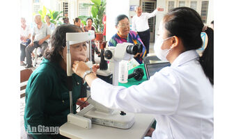 Khám mắt, cấp thuốc miễn phí cho 200 người dân phường Long Xuyên