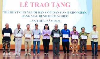 Châu Phú trao 120 thẻ bảo hiểm y tế cho người khó khăn