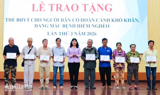 Châu Phú trao 120 thẻ bảo hiểm y tế cho người khó khăn