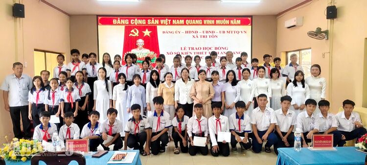 Trao 57 suất học bổng “Tiếp bước đến trường” tại xã Tri Tôn