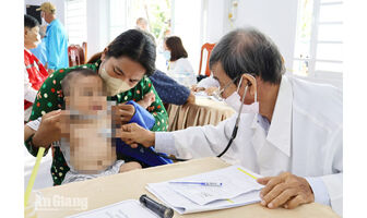 Khám bệnh, cấp thuốc miễn phí cho 1.500 người dân Vĩnh Thạnh Trung