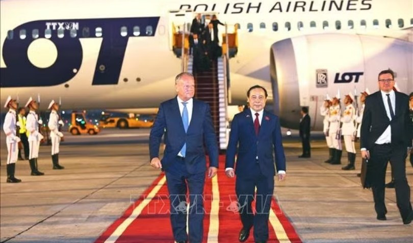 Thủ tướng Ba Lan Donald Tusk đến Hà Nội, thăm chính thức Việt Nam