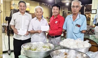 Hơn 90 tuổi vẫn miệt mài làm việc thiện