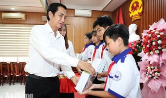 Trao 118,5 triệu đồng học bổng cho học sinh khó khăn ở Tân Hiệp