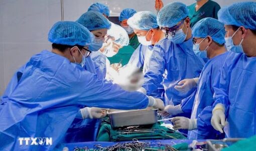 Bệnh viện Trung ương Huế lập kỷ lục bảo quản thận ghép xuyên Việt trong 18 giờ