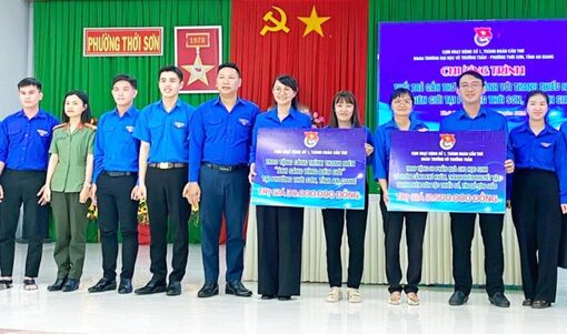 Thới Sơn lắp 15 trụ đèn năng lượng mặt trời